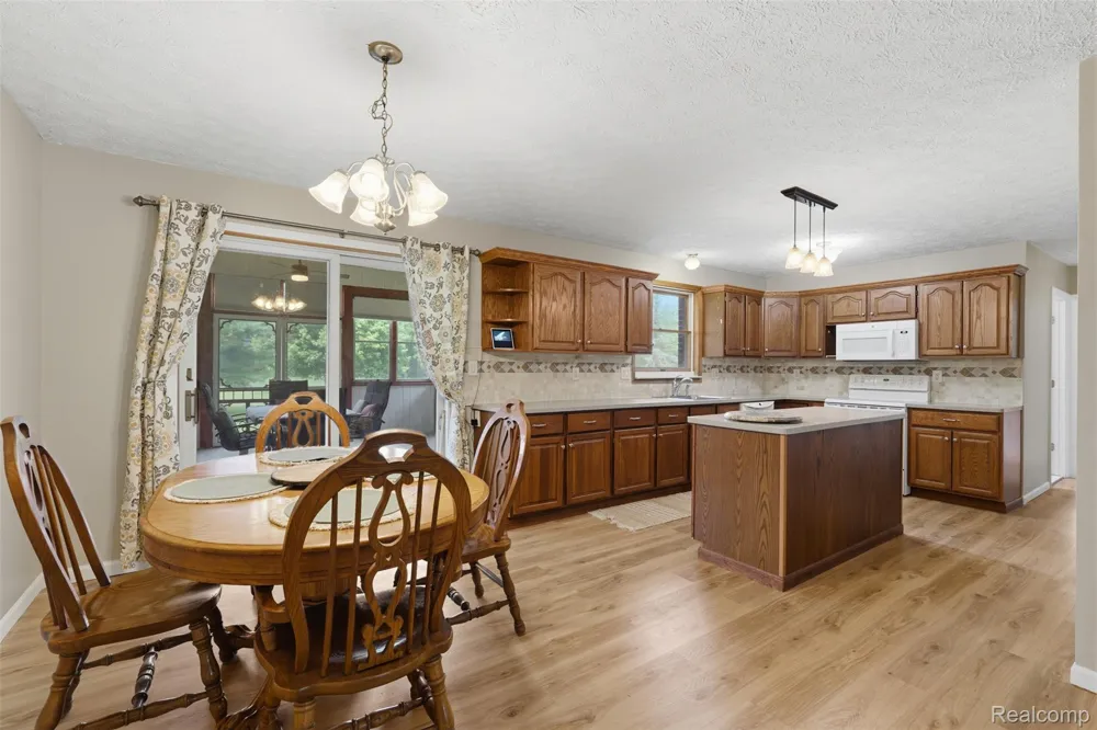3843 Hooker Road Hamburg Township, MI 48169