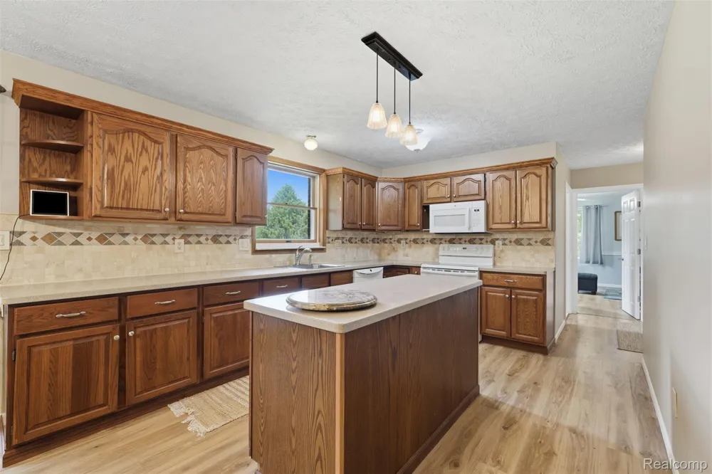 3843 Hooker Road Hamburg Township, MI 48169