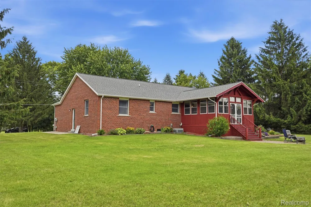 3843 Hooker Road Hamburg Township, MI 48169