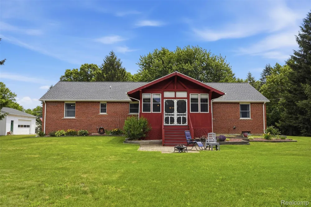 3843 Hooker Road Hamburg Township, MI 48169