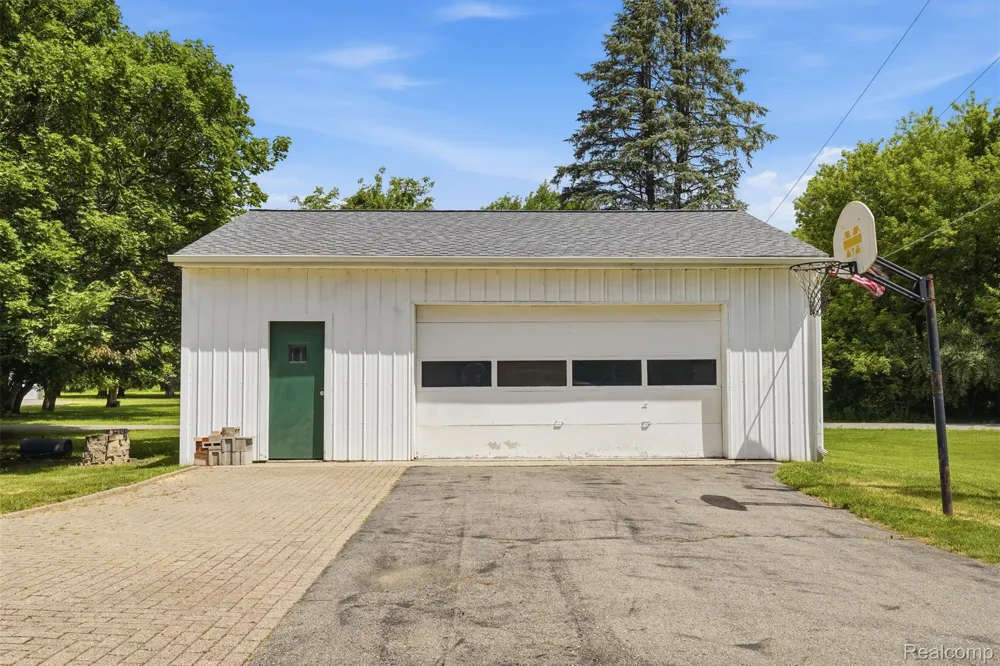 3843 Hooker Road Hamburg Township, MI 48169
