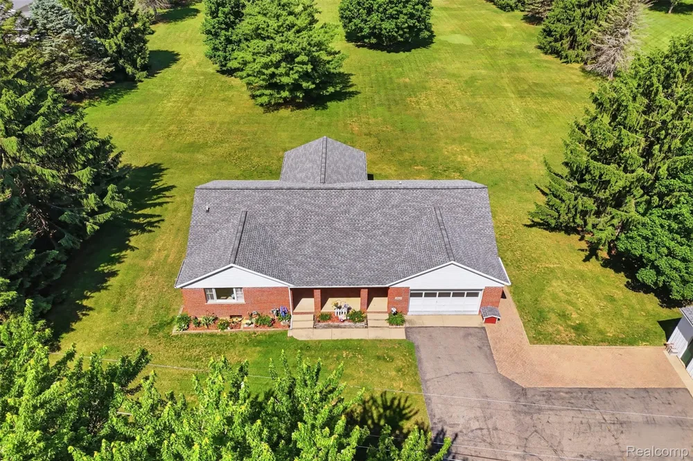 3843 Hooker Road Hamburg Township, MI 48169