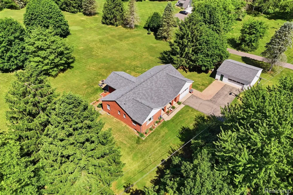 3843 Hooker Road Hamburg Township, MI 48169
