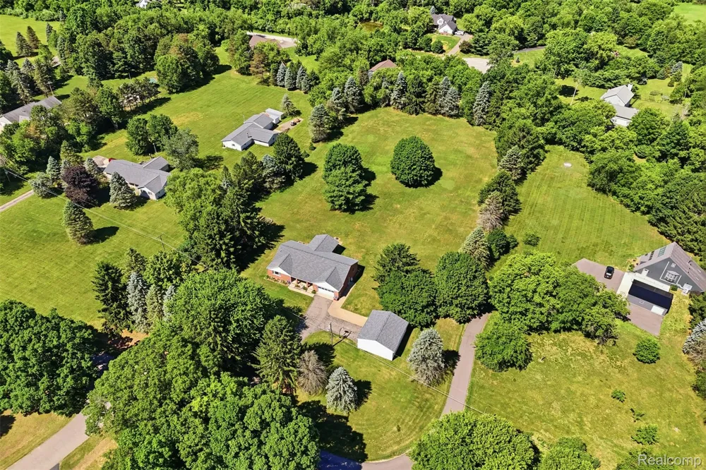 3843 Hooker Road Hamburg Township, MI 48169