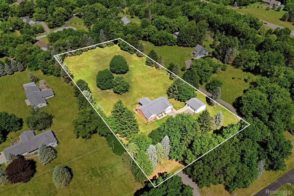 3843 Hooker Road Hamburg Township, MI 48169