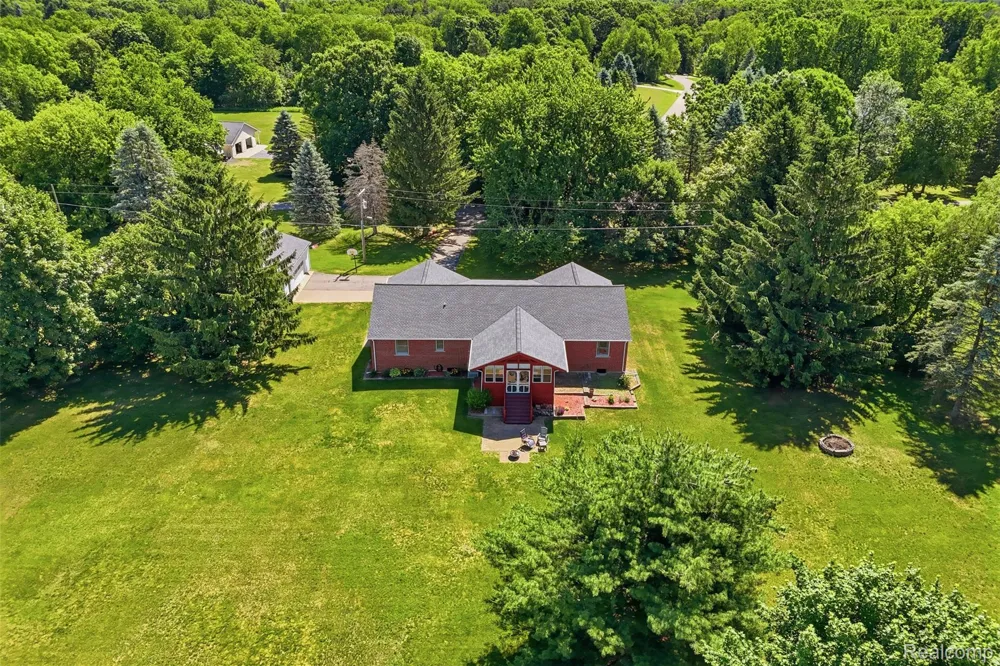 3843 Hooker Road Hamburg Township, MI 48169