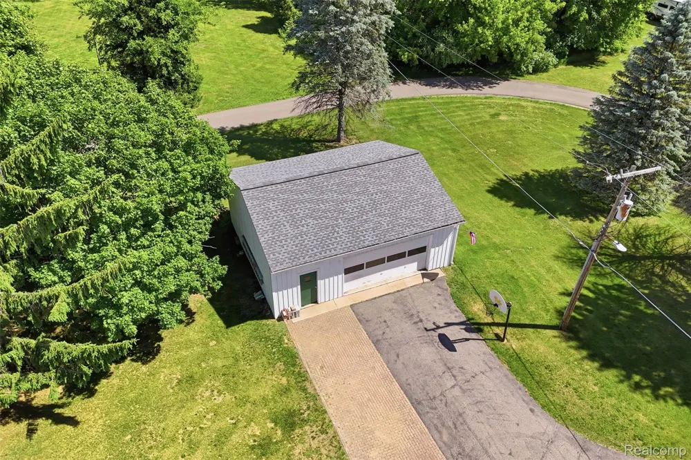 3843 Hooker Road Hamburg Township, MI 48169