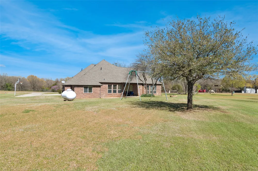 82 Forest Hills Circle Gunter, TX 75058