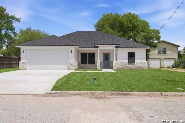 903 E BOWIE ST Beeville, TX 78102
