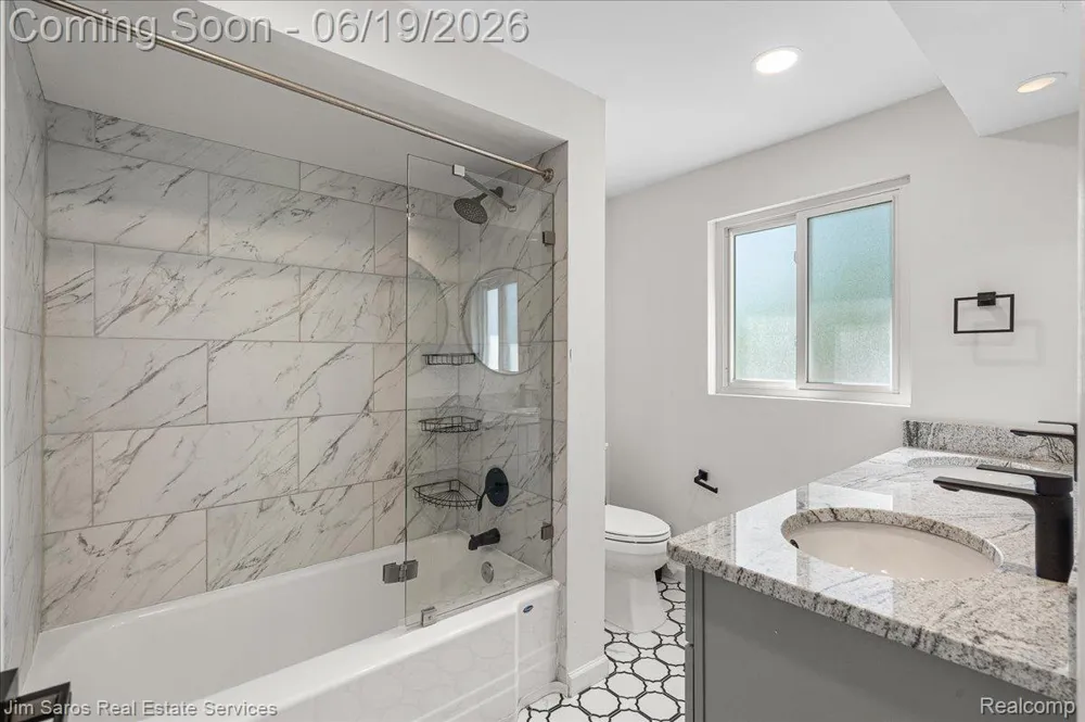 615 Lakepointe Street Grosse Pointe Park City, MI 48230