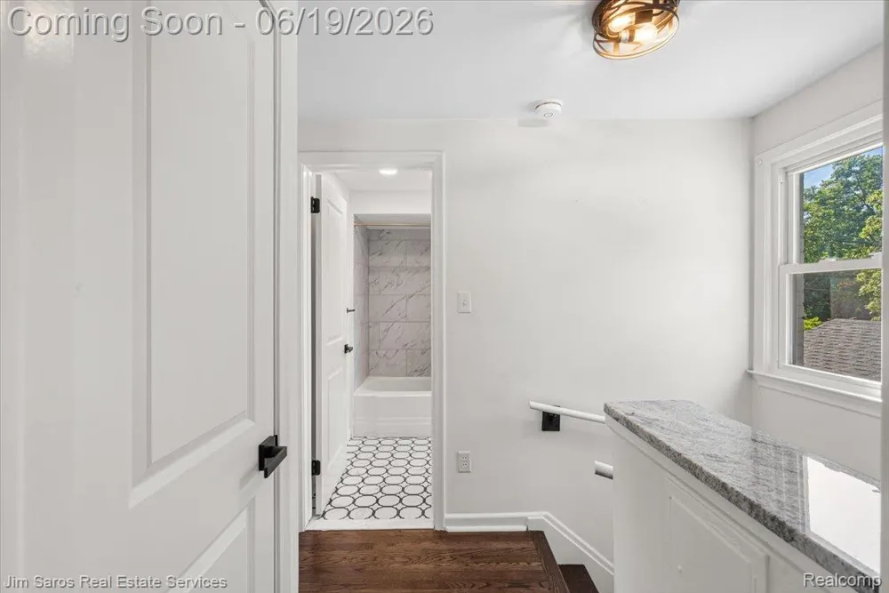 615 Lakepointe Street Grosse Pointe Park City, MI 48230