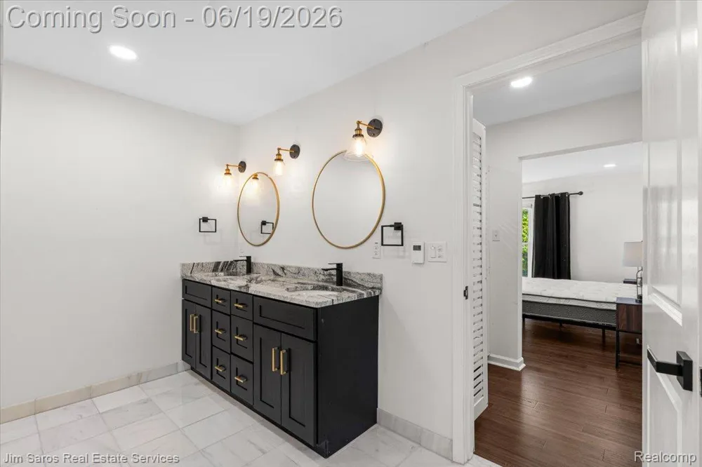 615 Lakepointe Street Grosse Pointe Park City, MI 48230