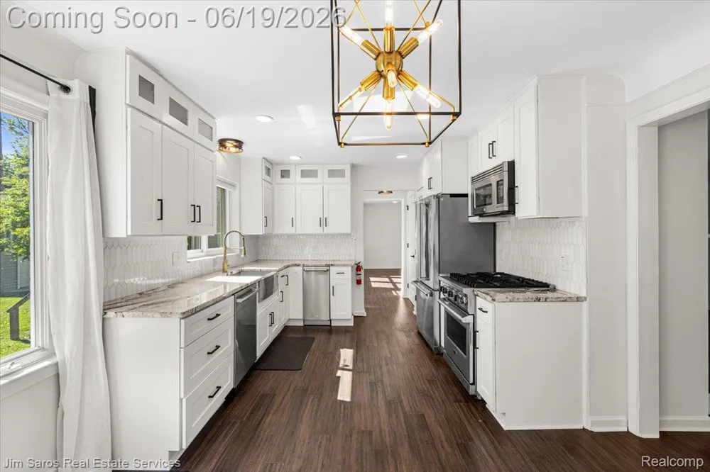 615 Lakepointe Street Grosse Pointe Park City, MI 48230