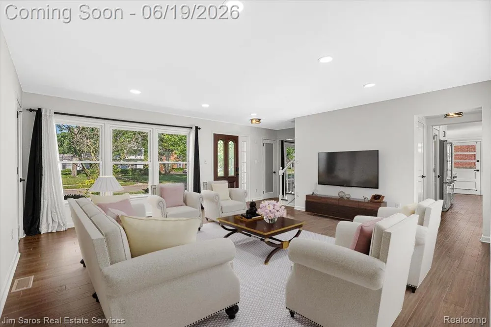 615 Lakepointe Street Grosse Pointe Park City, MI 48230