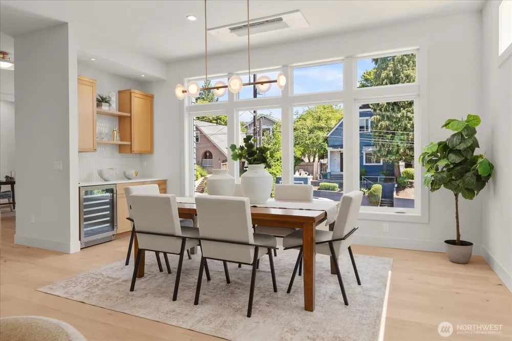 5739 25th Avenue NE Seattle, WA 98105