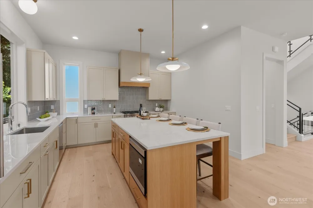 5739 25th Avenue NE Seattle, WA 98105