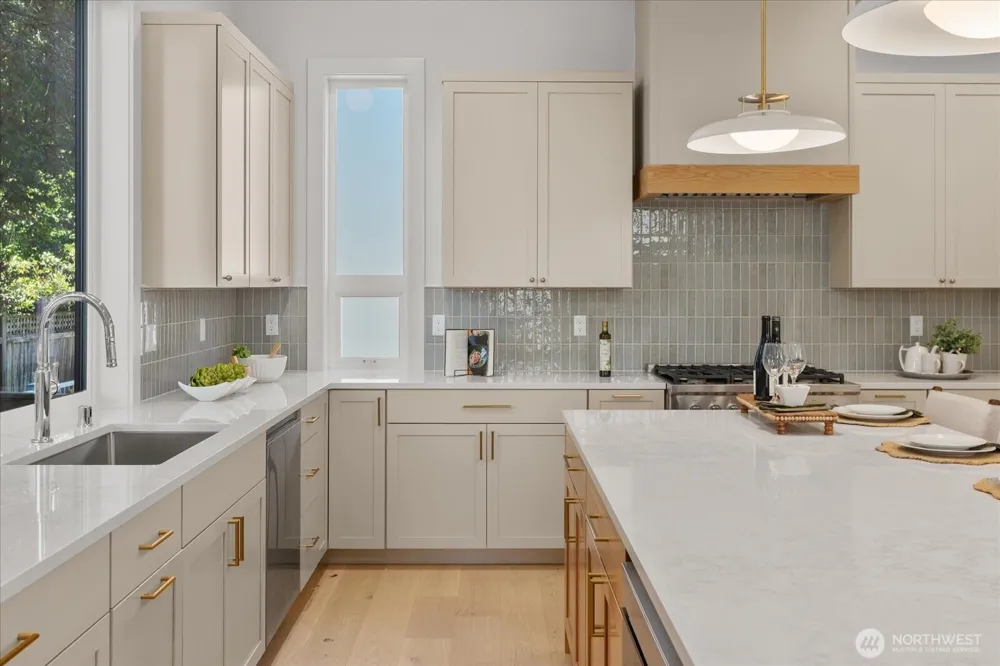 5739 25th Avenue NE Seattle, WA 98105