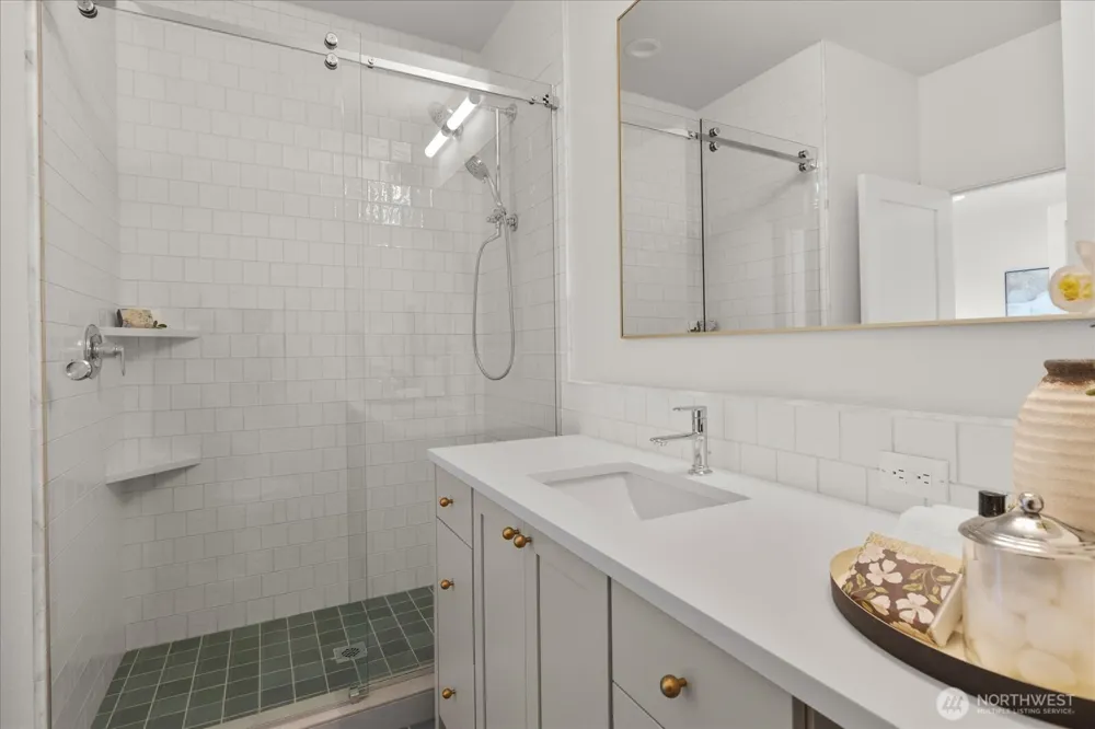5739 25th Avenue NE Seattle, WA 98105