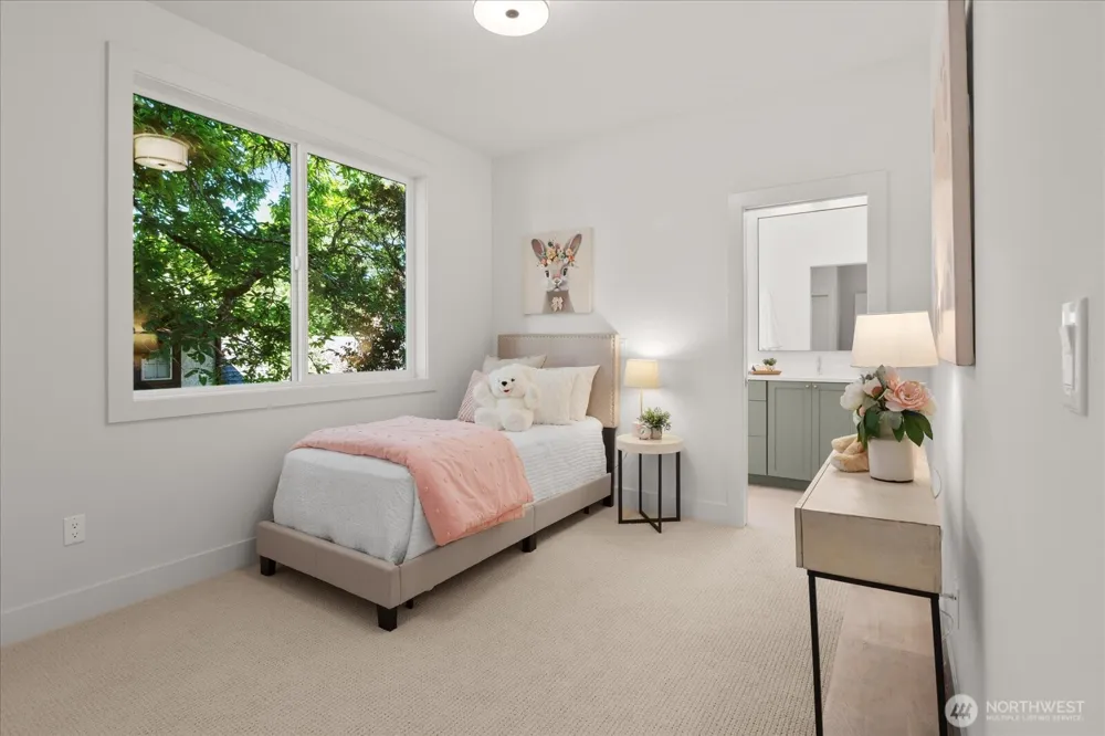 5739 25th Avenue NE Seattle, WA 98105