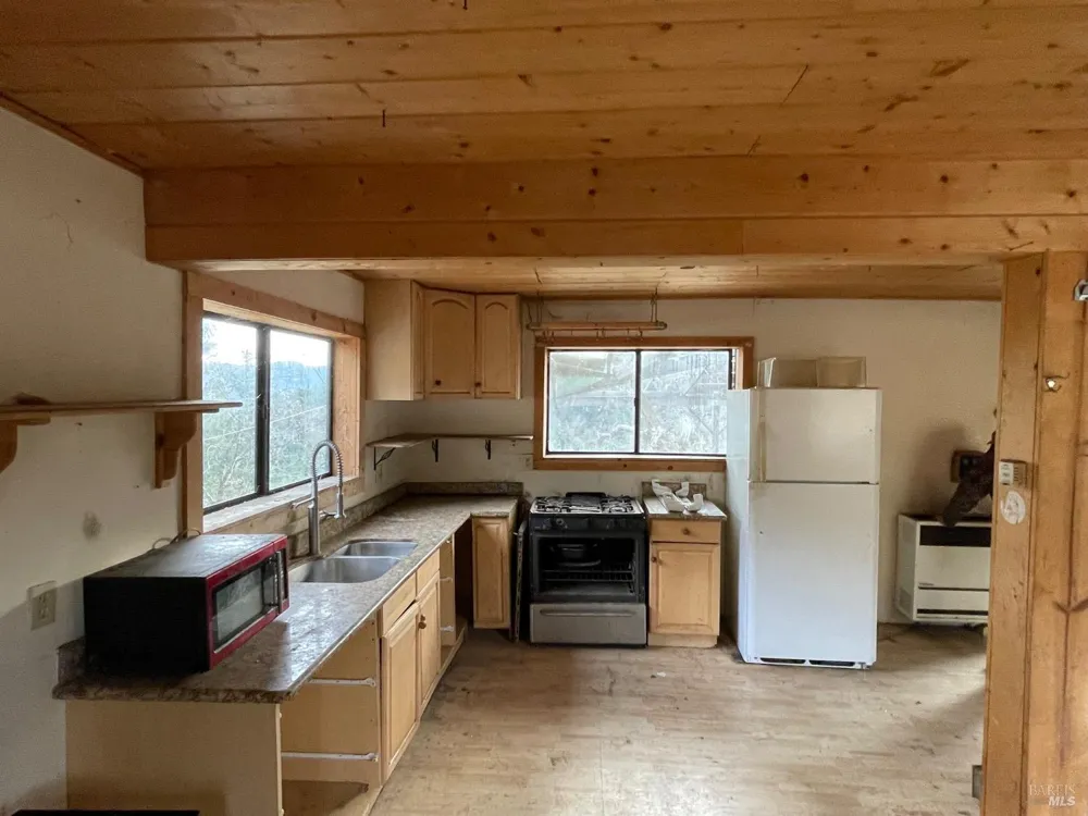 7601 Simmerly Road Laytonville, CA 95454