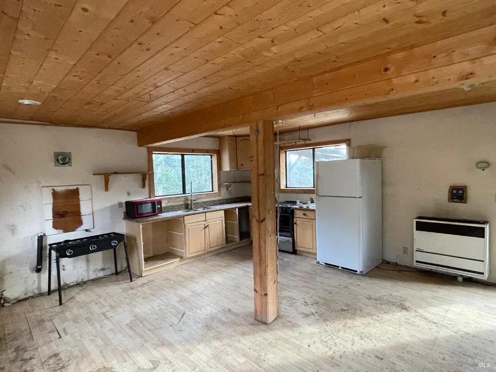 7601 Simmerly Road Laytonville, CA 95454