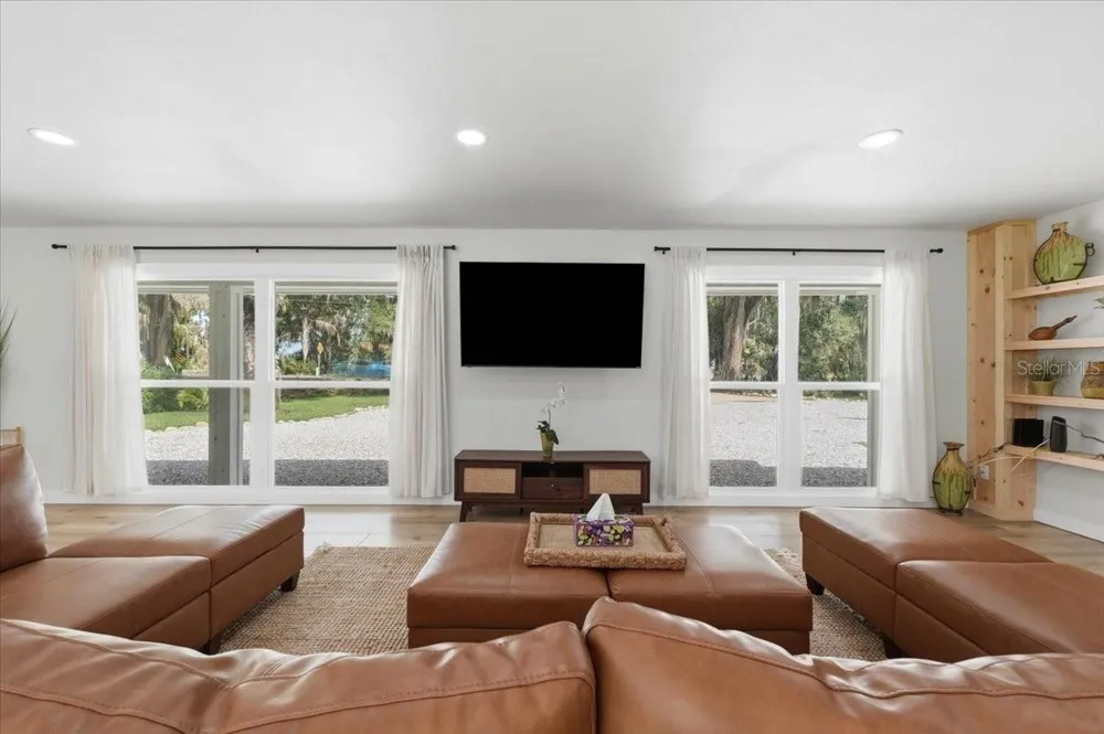 2072 LAKE ARIANA BOULEVARD Auburndale, FL 33823