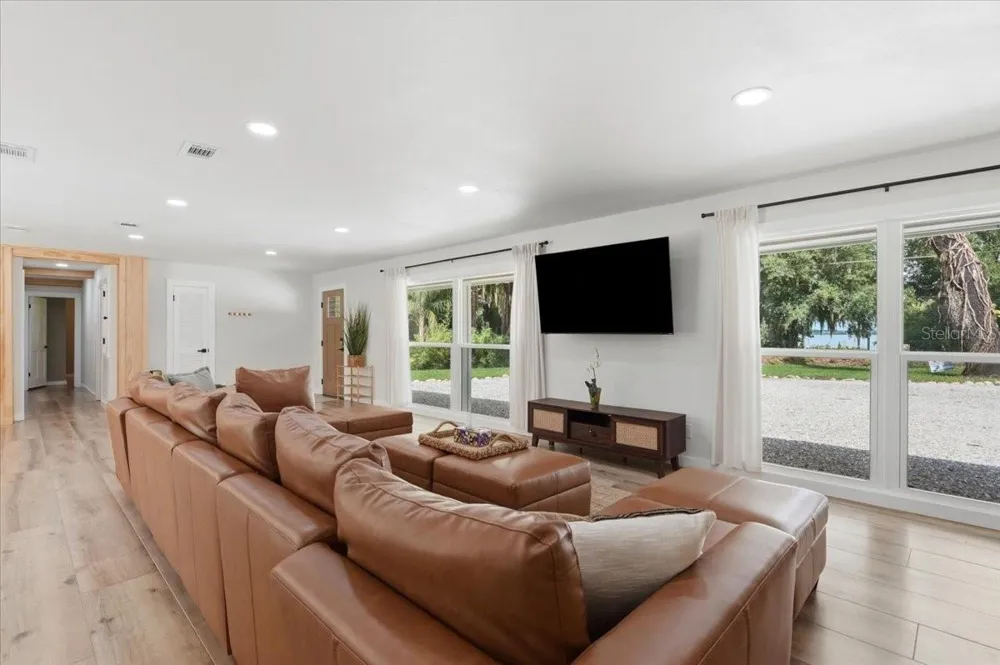 2072 LAKE ARIANA BOULEVARD Auburndale, FL 33823