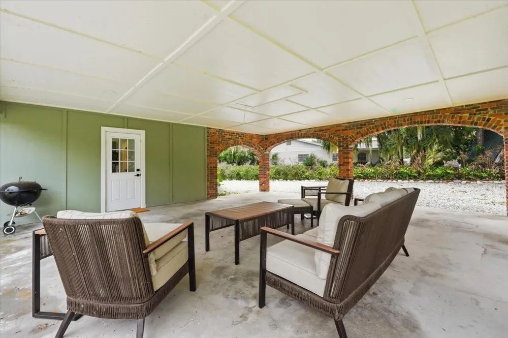 2072 LAKE ARIANA BOULEVARD Auburndale, FL 33823