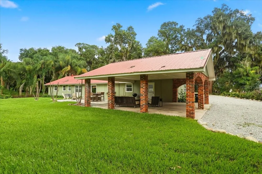 2072 LAKE ARIANA BOULEVARD Auburndale, FL 33823