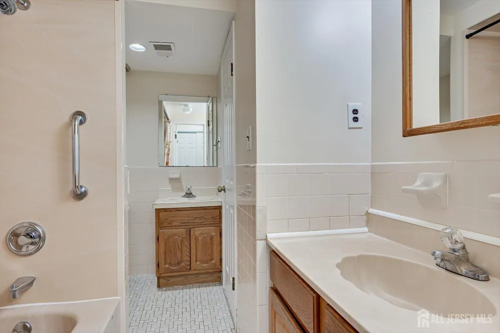 906 Montague Avenue Iselin, NJ 08830