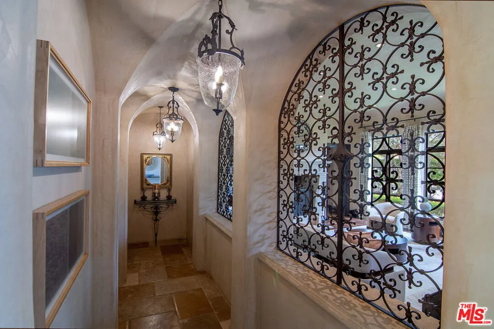1221 Minorca Drive Pacific Palisades, CA 90272