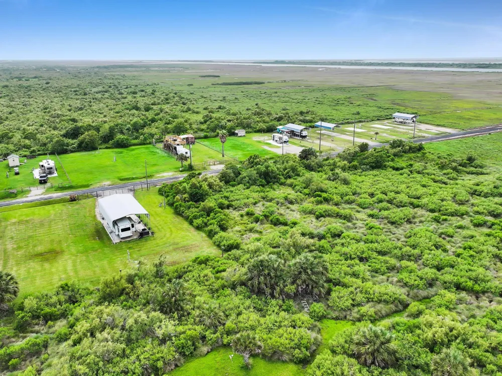1054 Canal Gilchrist, TX 77617