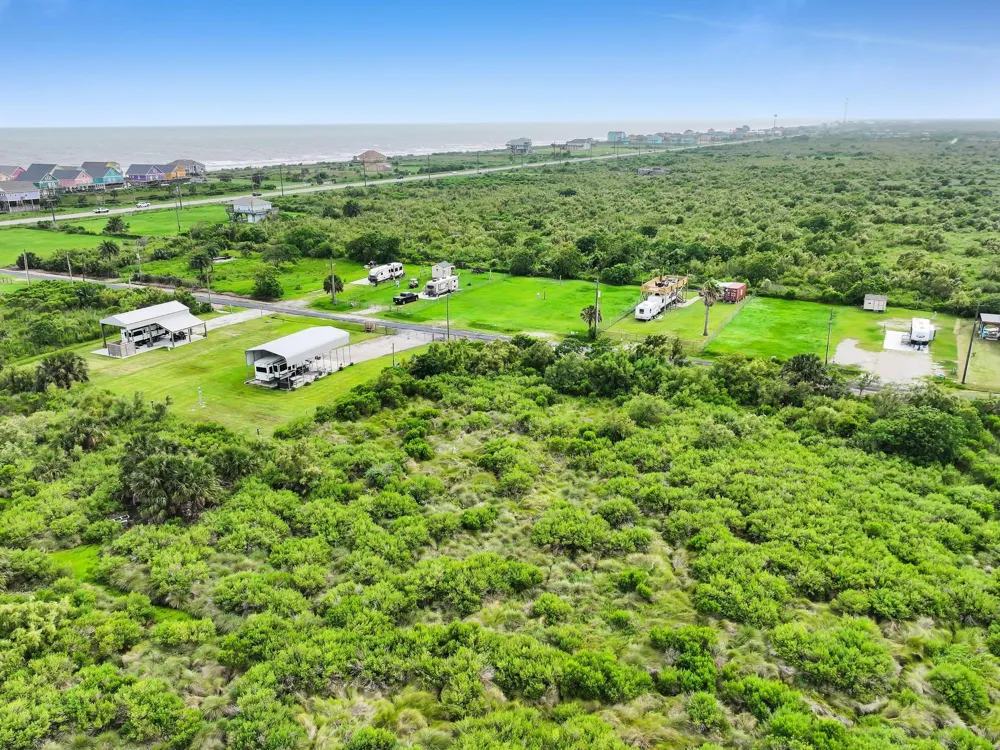 1054 Canal Gilchrist, TX 77617