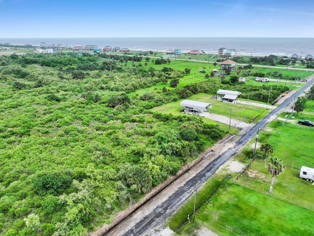 1054 Canal Gilchrist, TX 77617