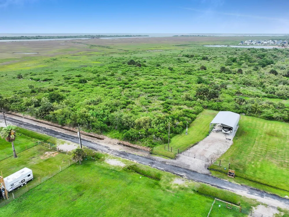1054 Canal Gilchrist, TX 77617