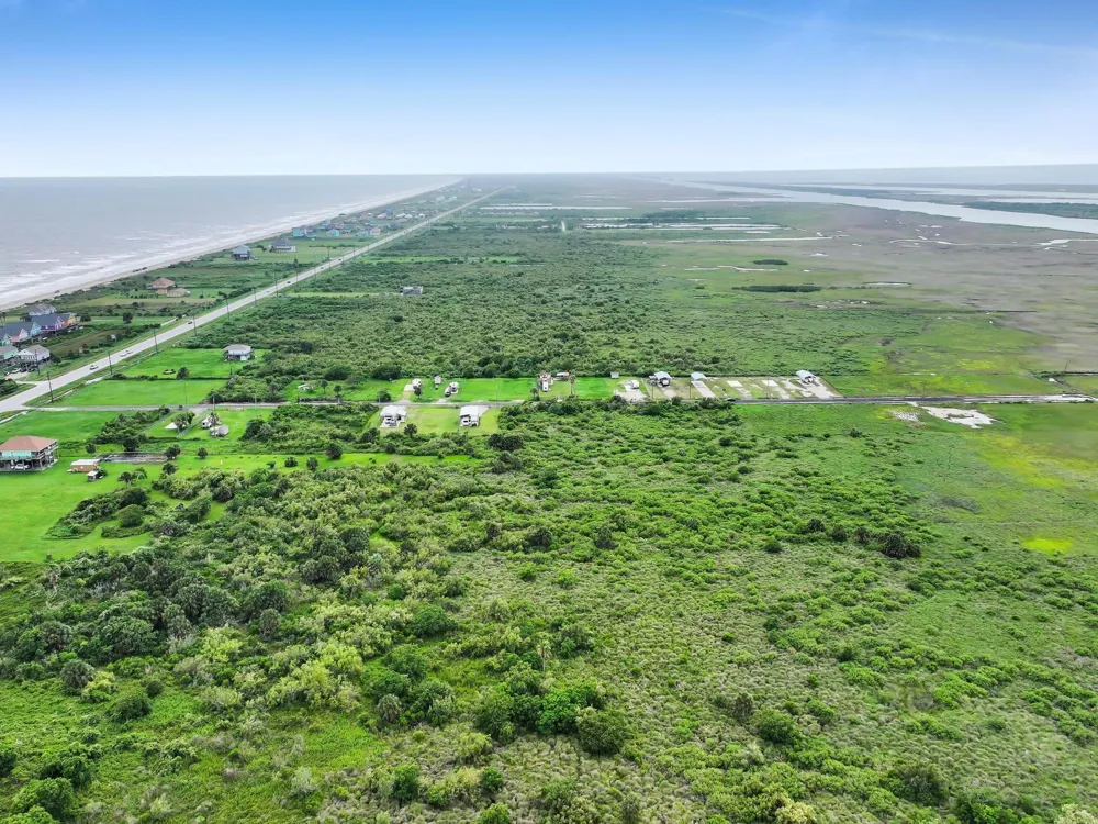 1054 Canal Gilchrist, TX 77617
