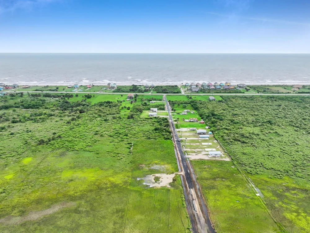 1054 Canal Gilchrist, TX 77617