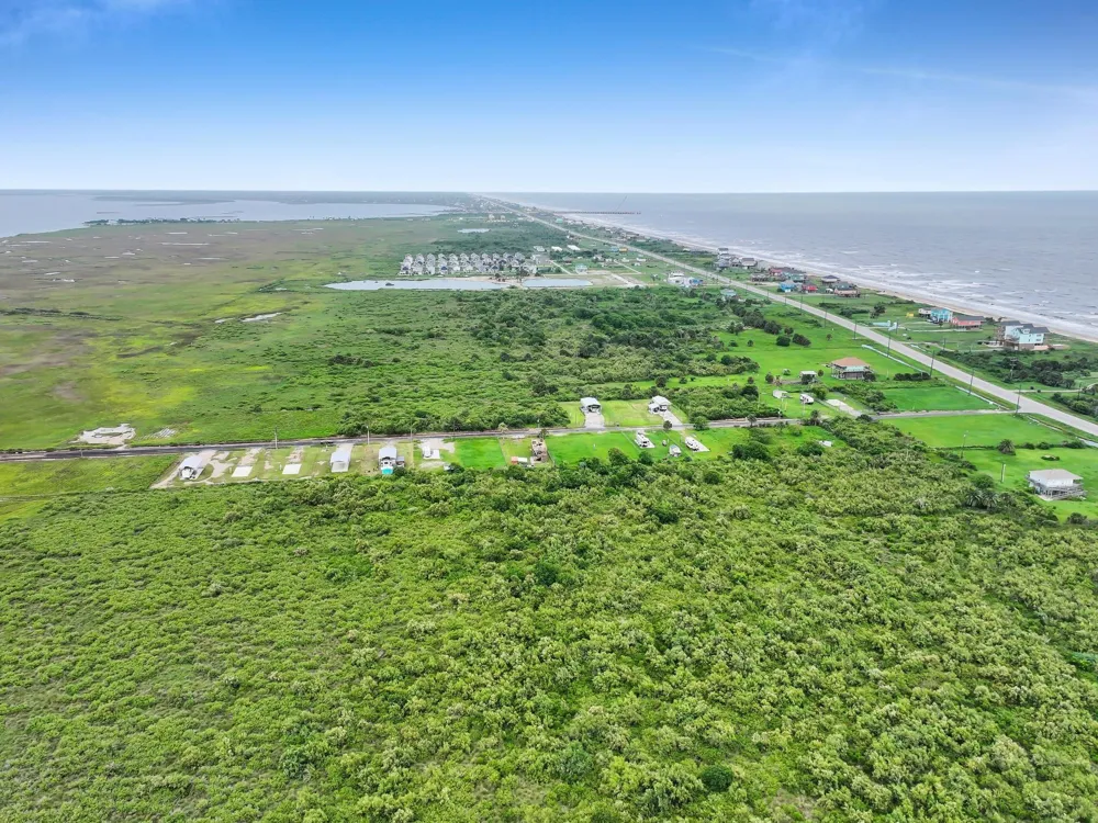 1054 Canal Gilchrist, TX 77617