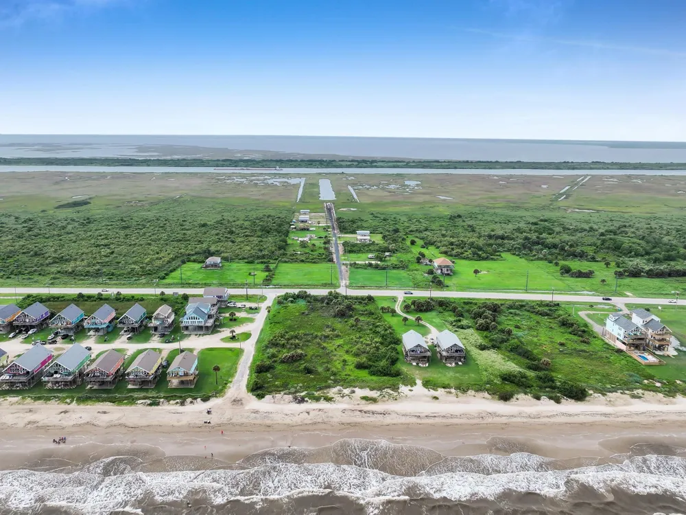 1054 Canal Gilchrist, TX 77617