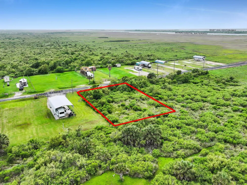 1054 Canal Gilchrist, TX 77617