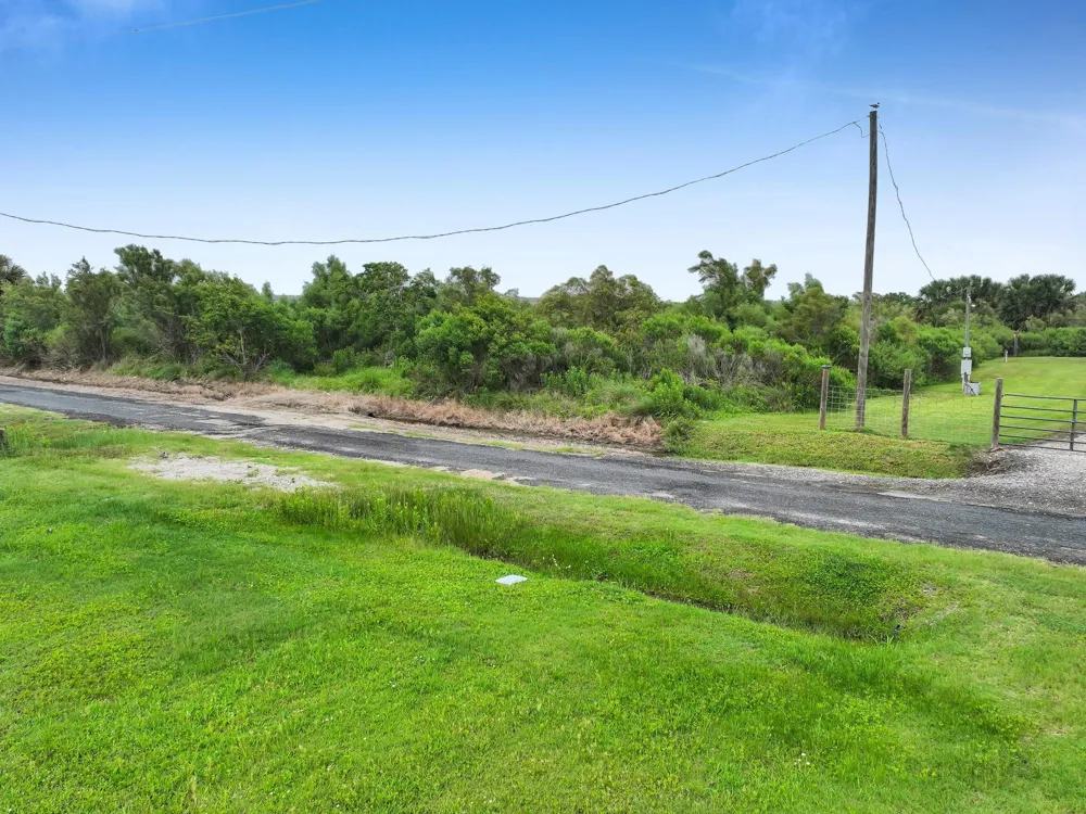 1054 Canal Gilchrist, TX 77617