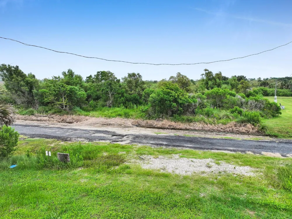 1054 Canal Gilchrist, TX 77617