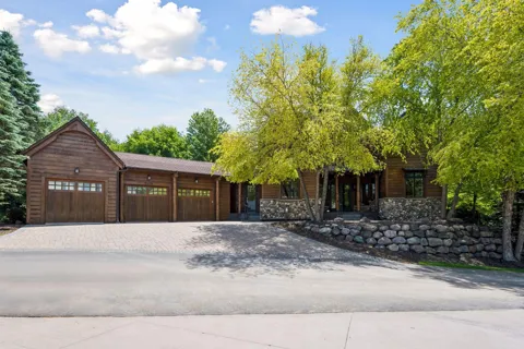 2439 Emerald Trail