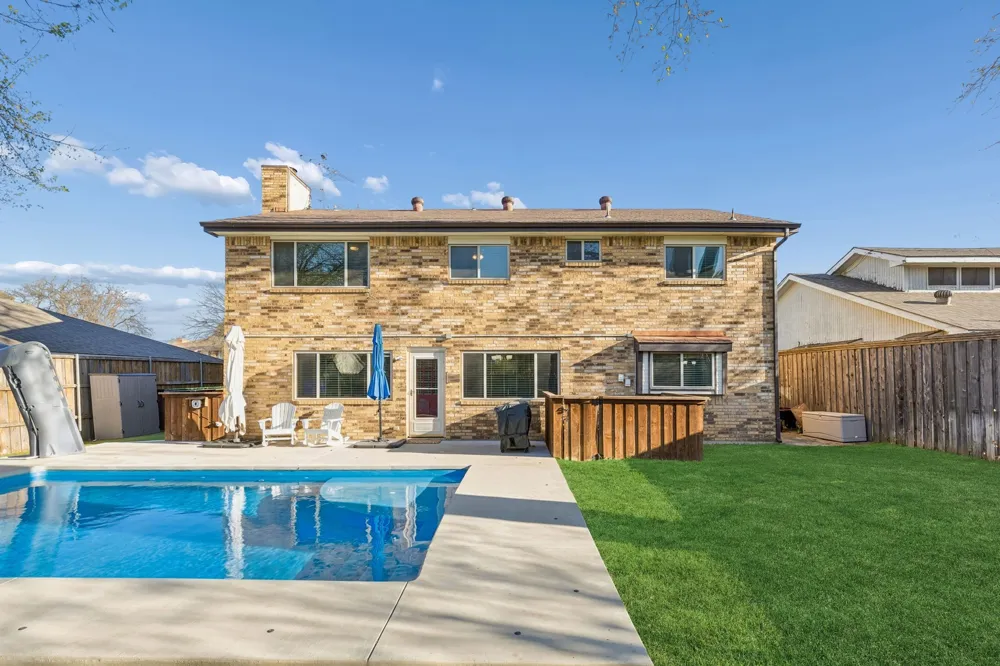 304 Lark Lane Euless, TX 76039