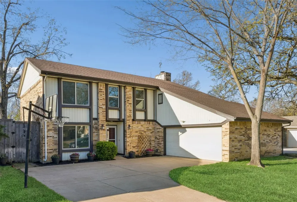 304 Lark Lane Euless, TX 76039