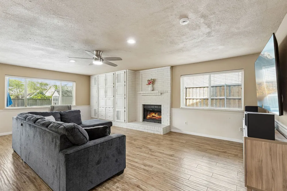 304 Lark Lane Euless, TX 76039