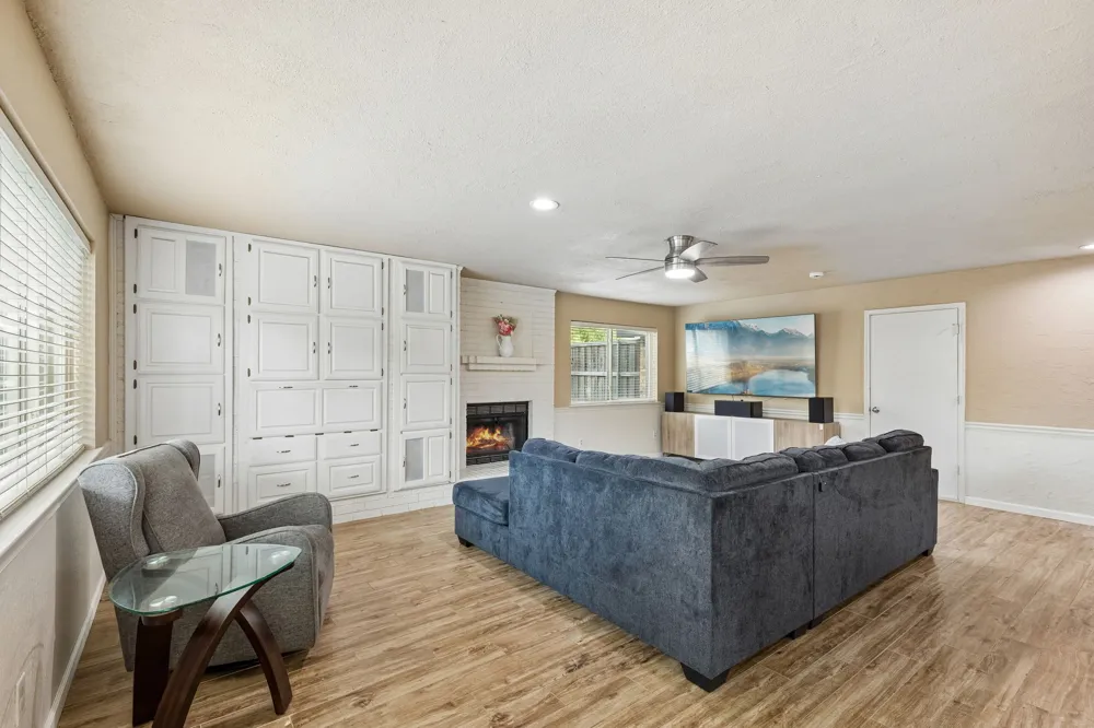 304 Lark Lane Euless, TX 76039