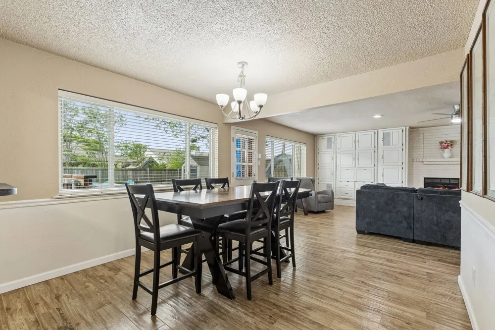 304 Lark Lane Euless, TX 76039