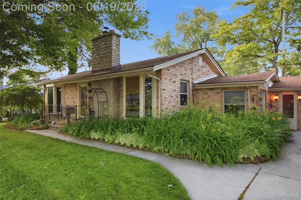 21211 Ardmore Park Drive St Clair Shores City, MI 48081