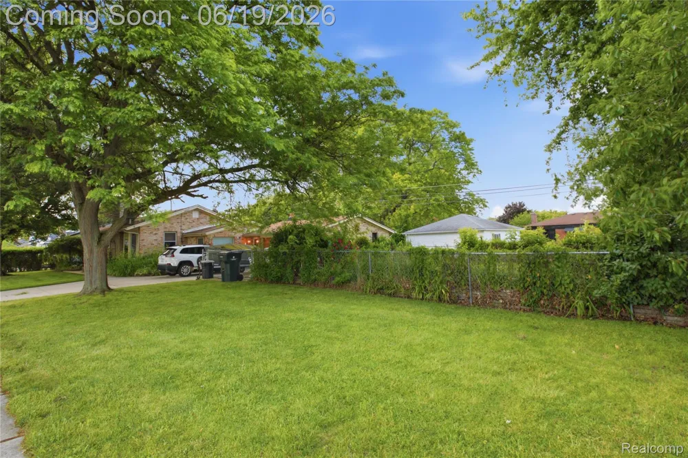 21211 Ardmore Park Drive St Clair Shores City, MI 48081